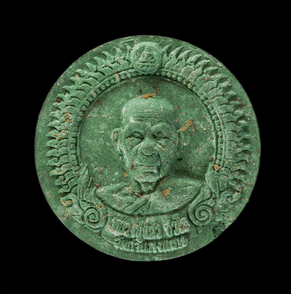 16Jun24 (21)ap.jpg - ​พระผงหลวงปู่แผ้ว ปวโร วัดกำแพงแสน รุ่นสร้างหอระฆัง วัดบ่อน้ำจืด ต.ดอนข่อย อ.กำแพงแสน จ.นครปฐม เนื้อเขียวเหนี่ยวทรัพย์ เนื้อผงพุทธคุณ ผงว่าน พระเก่าสว [..] | https://kamulet.in.th